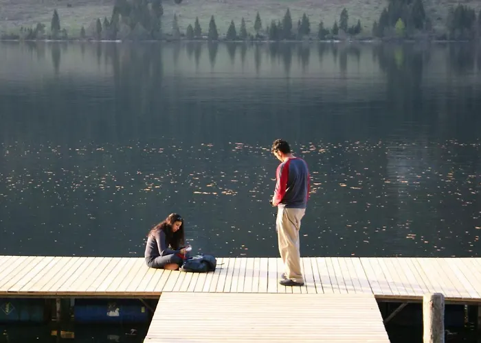 Destina, Ostanak kod kuće